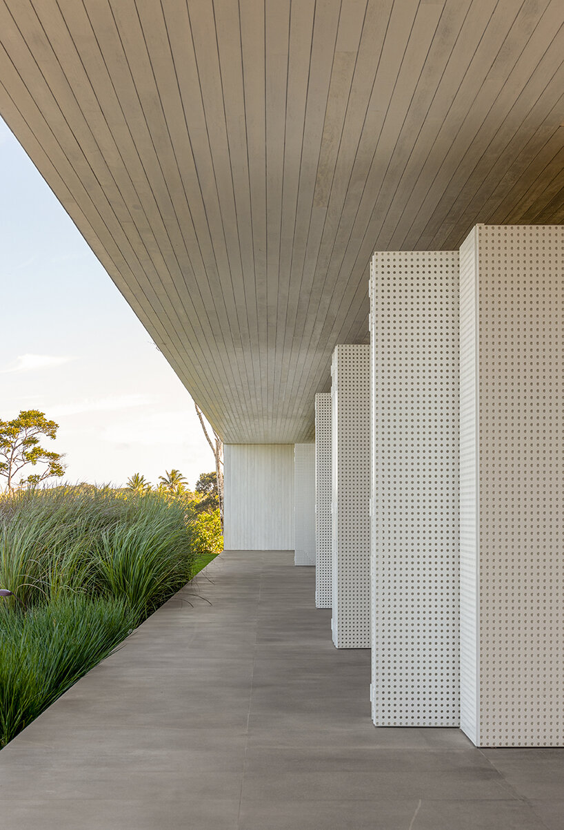 A 'Casa Vista' do Studio MK27 se estende dramaticamente pela paisagem costeira do nordeste do Brasil.