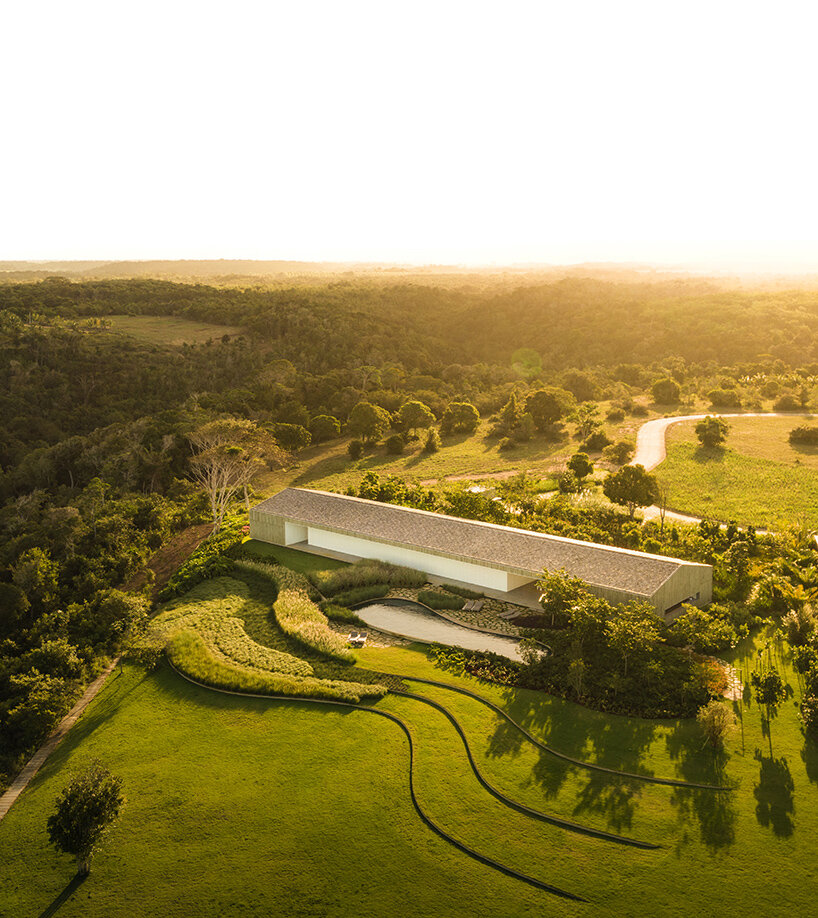 A 'Casa Vista' do Studio MK27 se espalha dramaticamente pela paisagem costeira do nordeste do Brasil.