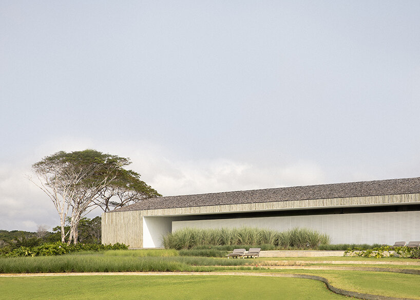 A 'Casa Vista' do Studio MK27 se espalha dramaticamente pela paisagem costeira do nordeste do Brasil.