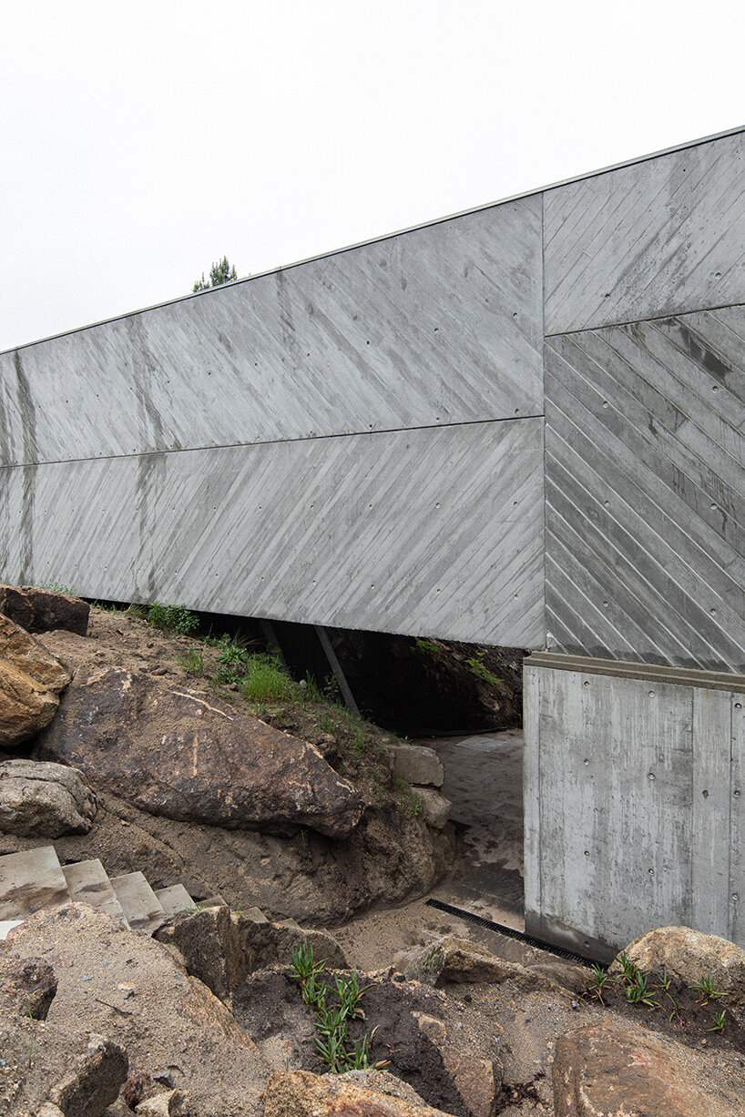 'tâmega' is a sculptural concrete home stretching horizontally across rugged land in portugal
