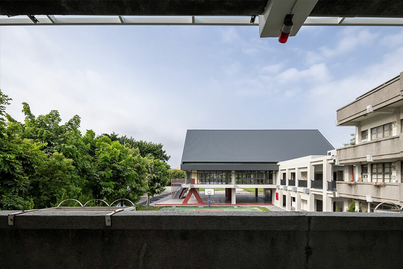   couronnes de toit triangulaires en métal salle de réunion surélevée dans l'extension du campus de l'école de taiwan