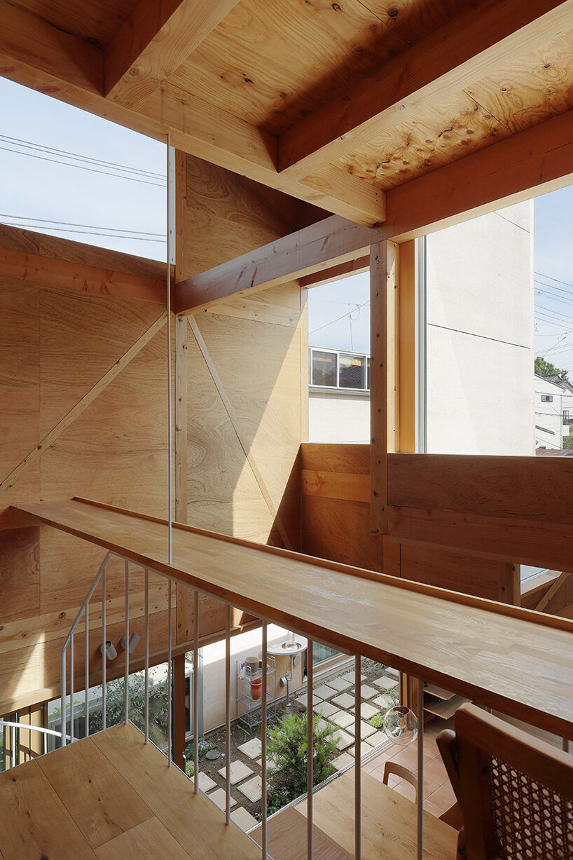 UNEMORI ARCHITECTS connects two family houses with lush garden alley in tokyo