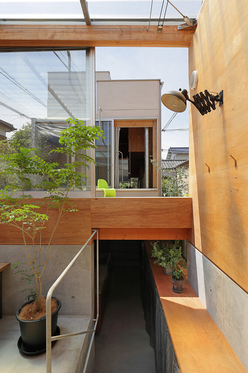UNEMORI ARCHITECTS connects two family houses with lush garden alley in tokyo