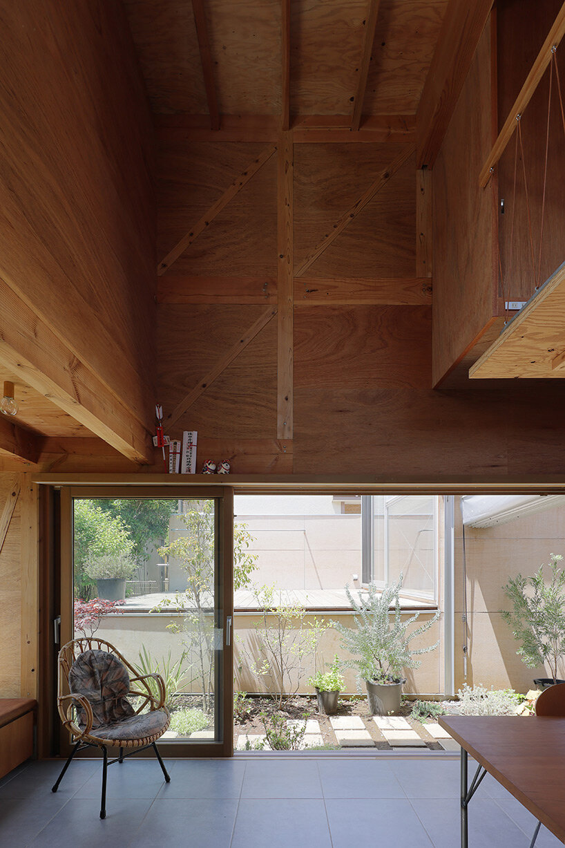 UNEMORI ARCHITECTS connects two family houses with lush garden alley in tokyo