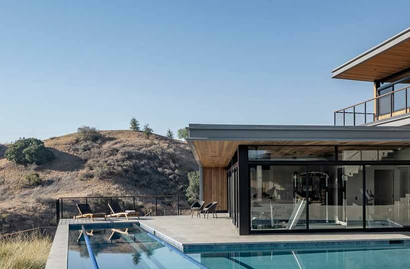 arroyo oak house unfolds elongated zinc and wood volume on the californian mountains