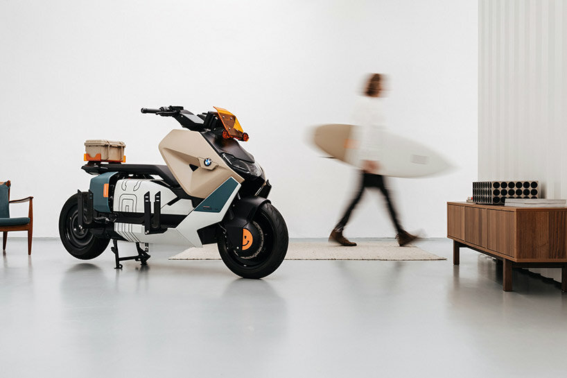  El e-scooter personalizado BMW CE viene con un portatablas de surf y una cara sonriente