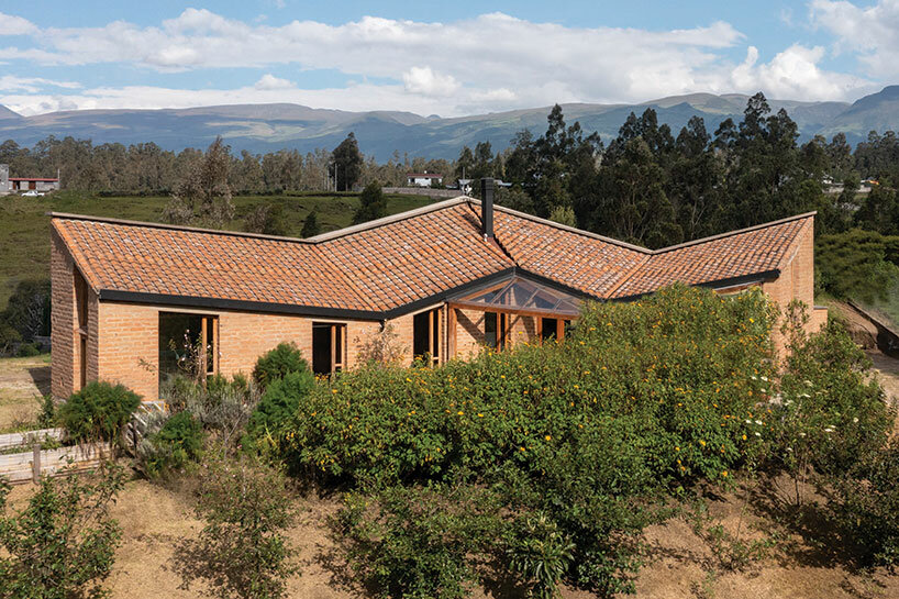 emilio lópez crowns 'casa alangasí' in ecuador with a folded tiled roof