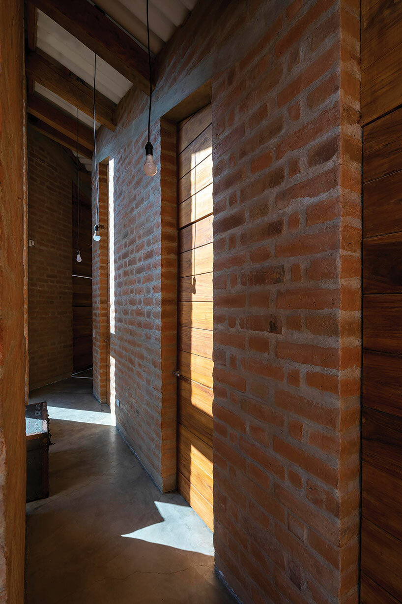 emilio lópez crowns 'casa alangasí' in ecuador with a folded tiled roof