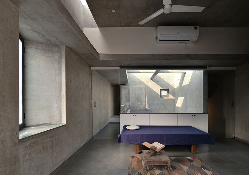 cuts, folds and bends articulate the facades of inpractice's concrete house in india