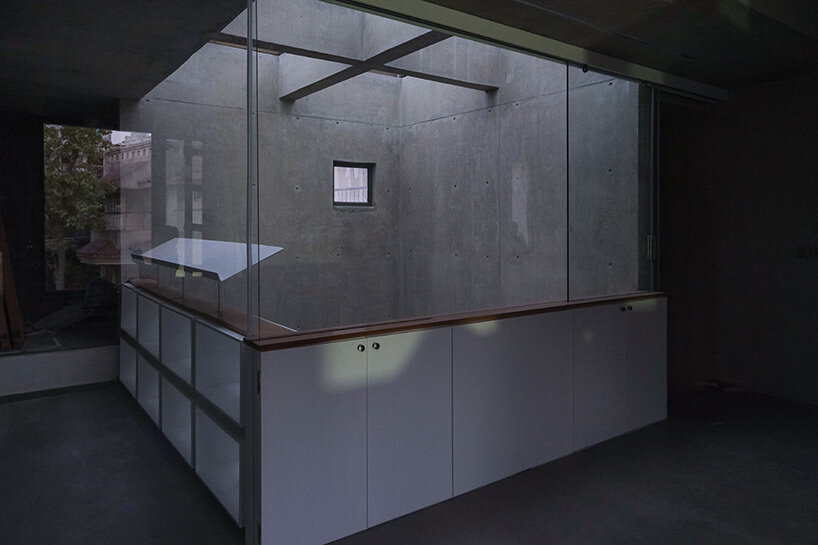 cuts, folds and bends articulate the facades of inpractice's concrete house in india