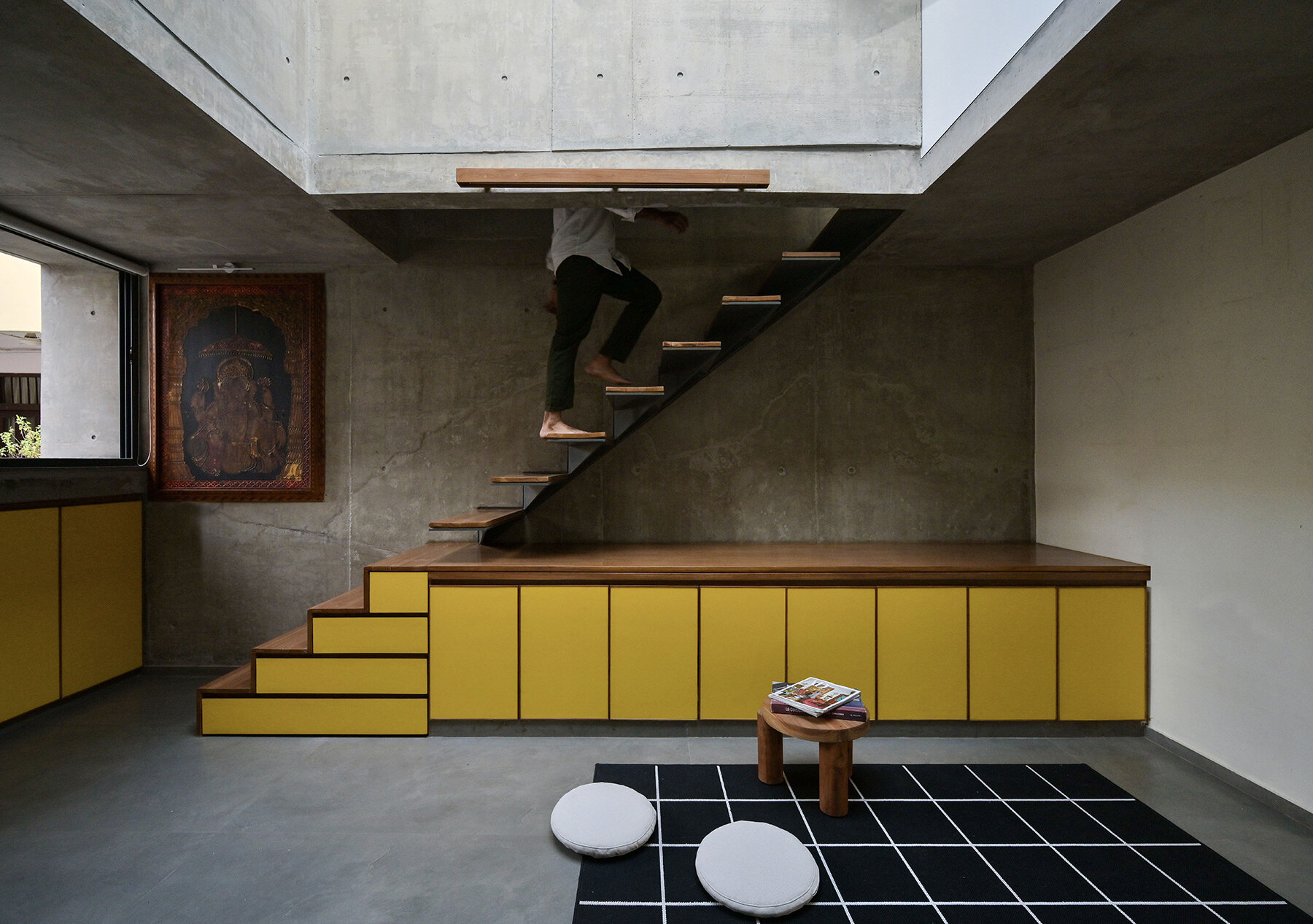cuts-folds-bends-facades-inpractice-monolithic-house-india-designboom-full-width-01