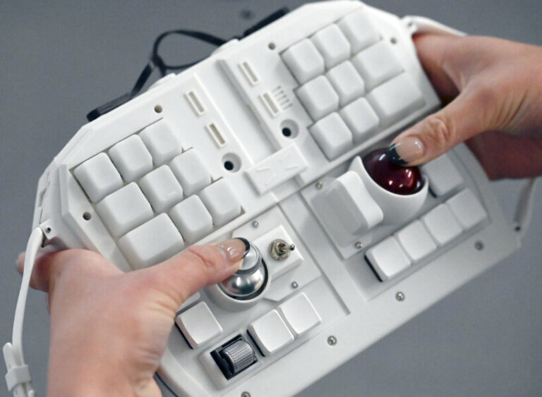 transformable winged keyboard 'grabshell' folds into a gameready