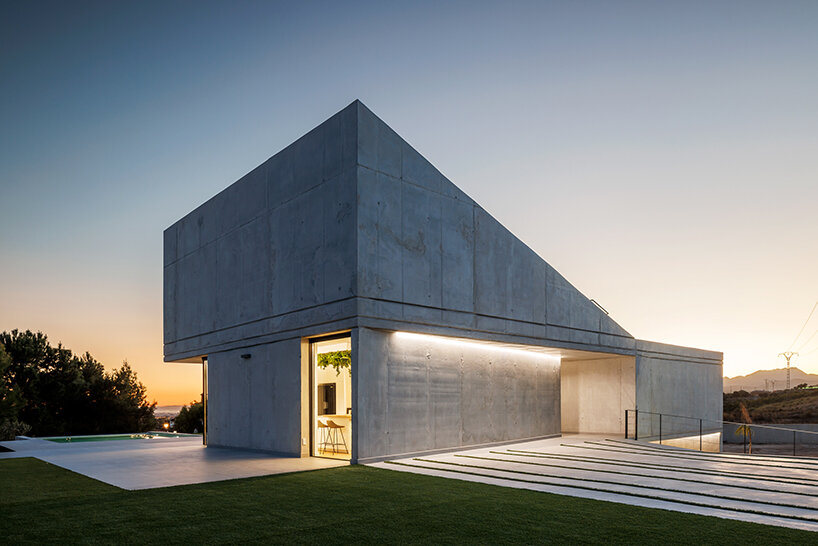 La Miradeka completa una residencia de hormigón monolítica y multifacética en Alicante, España