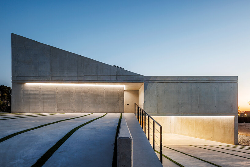 La Miradeka completa una residencia de hormigón monolítica y multifacética en Alicante, España
