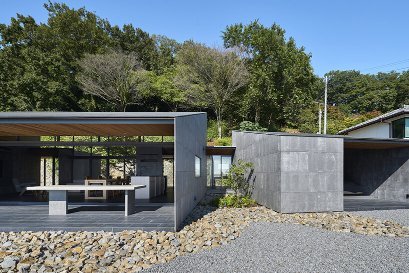 設計事務所は、彫刻ブロックを日本の瞑想的な2つの家族の住居に変えると仮定します。