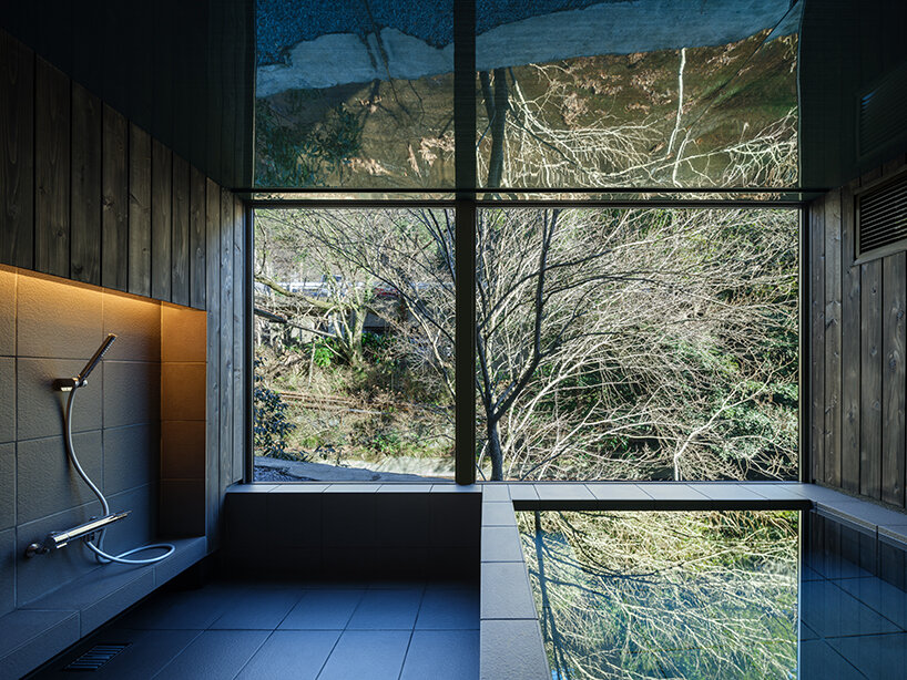 Kubo Tsushima Architects は、日本のホテルスパの鏡張りの天井に川を反映しています