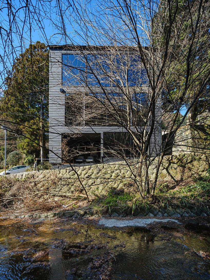 kubo tsushima architects reflects river onto mirrored hotel-spa ceiling in japan