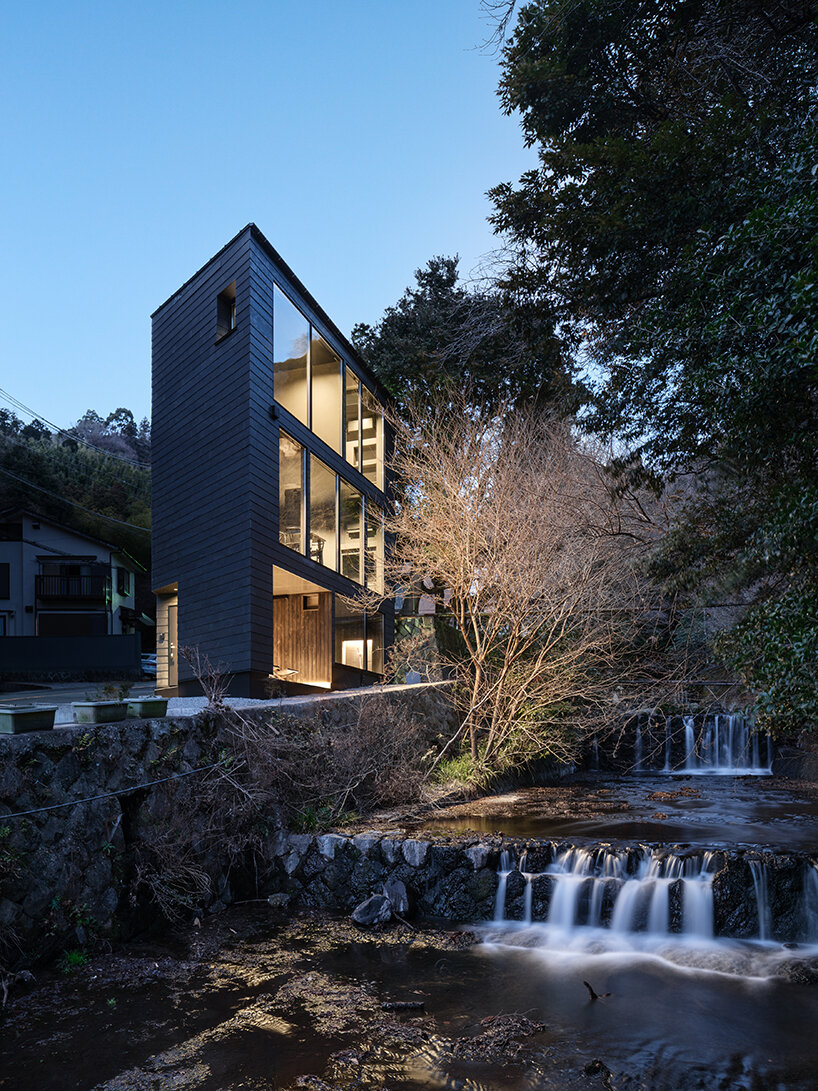kubo tsushima architects reflects river onto mirrored hotel-spa ceiling in japan