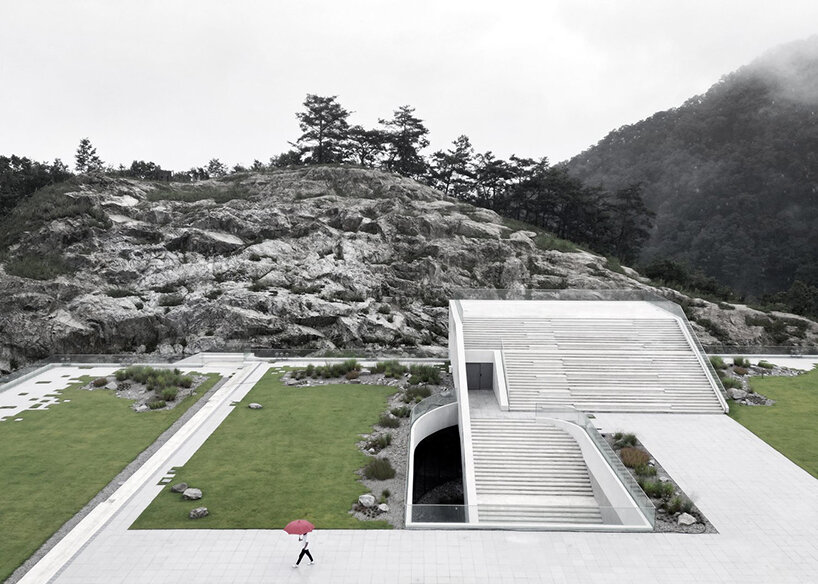 Minimal Architects는 한국 원주의 언덕이 많은 풍경에 새로운 클럽하우스를 엮습니다.