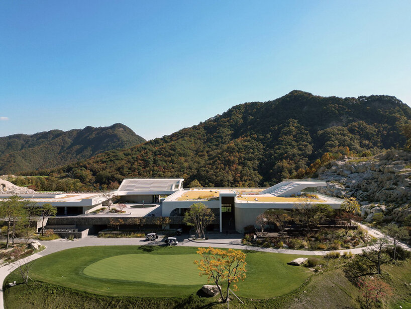 Minimal Architects는 한국 원주의 언덕이 많은 풍경에 새로운 클럽하우스를 엮습니다.