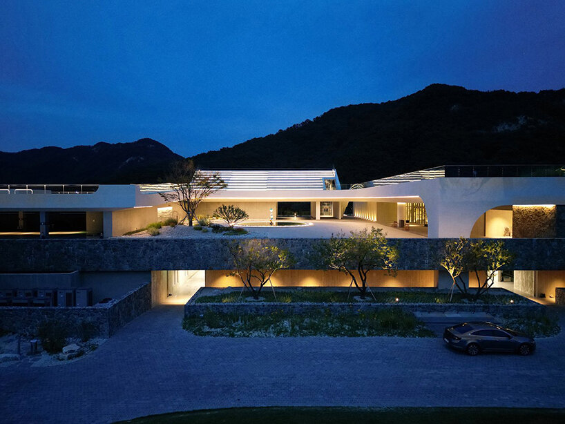 LESS architects weaves new clubhouse into korea's hilly nature