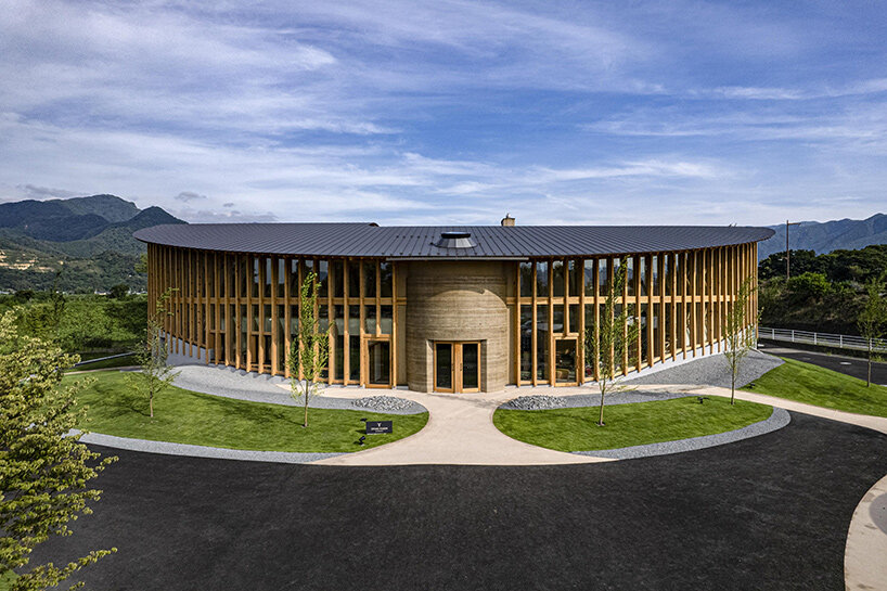 遠野未来建築設計事務所は、日本の田舎で円形と版築土を扱っています