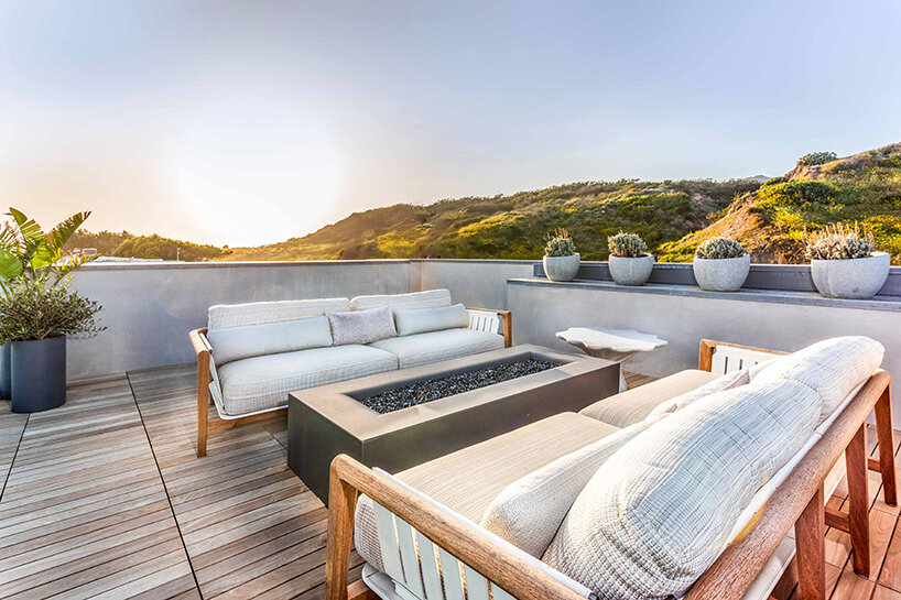 los muebles de visionnaire refrescan la villa costera de malibu con líneas modernas y audaces