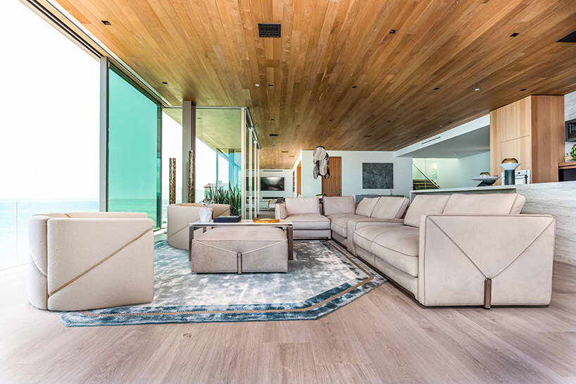 los muebles de visionnaire refrescan la villa costera de malibu con líneas modernas y audaces