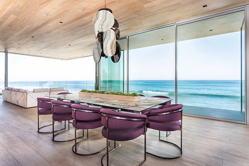 los muebles de visionnaire refrescan la villa costera de malibu con líneas modernas y audaces