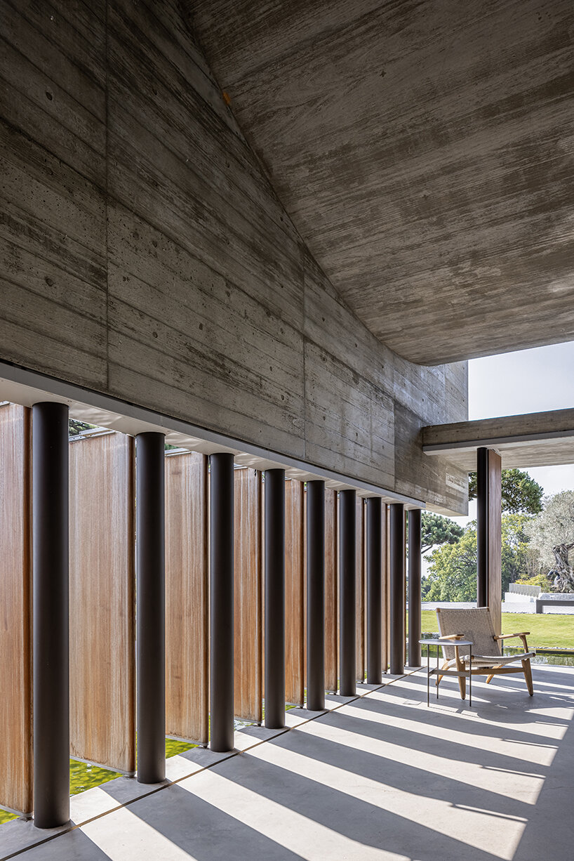 curved concrete plates & pivoting wooden doors adorn this tea house pavilion in taiwan