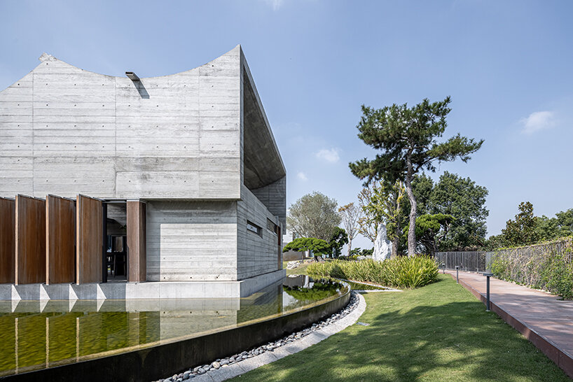 curved concrete plates & pivoting wooden doors adorn this tea house pavilion in taiwan