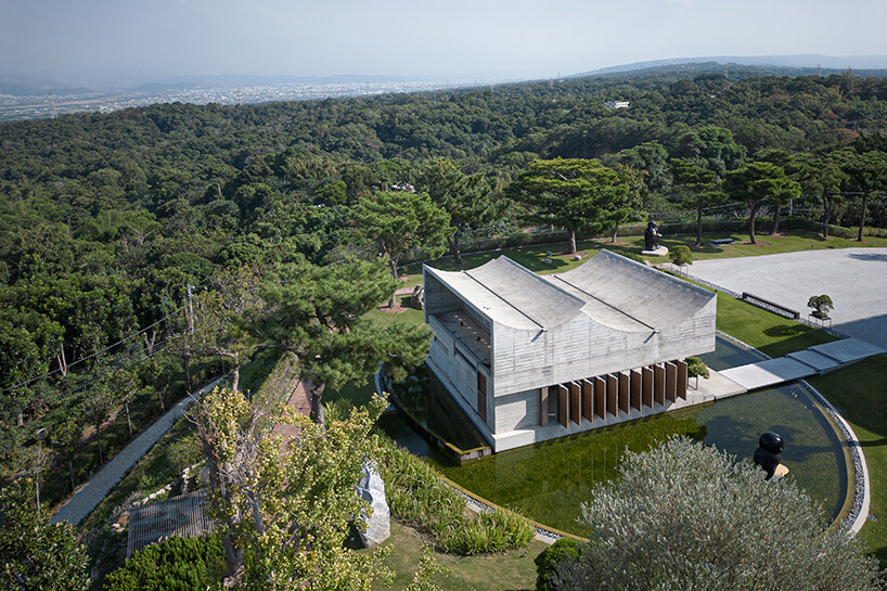 curved concrete plates & pivoting wooden doors adorn this tea house pavilion in taiwan