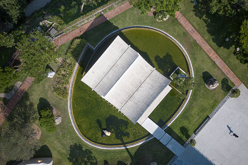 curved concrete plates & pivoting wooden doors adorn this tea house pavilion in taiwan