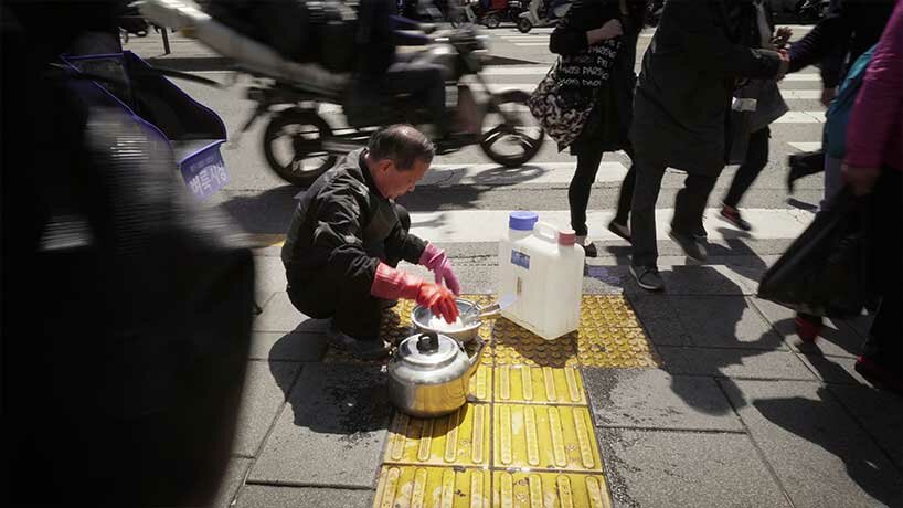 bêka & lemoine's 'homo urbanus' exhibition captures ordinary behaviors of city dwellers