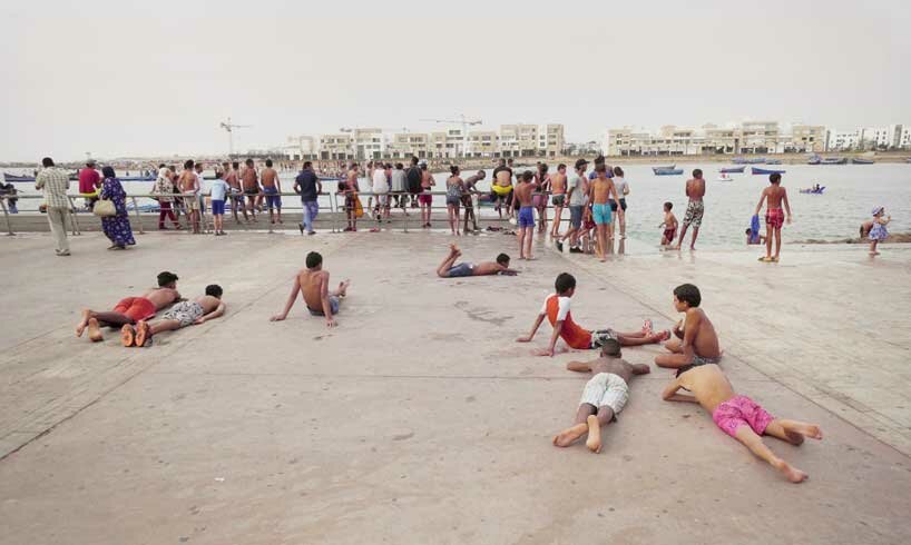 bêka & lemoine's 'homo urbanus' exhibition captures ordinary behaviors of city dwellers