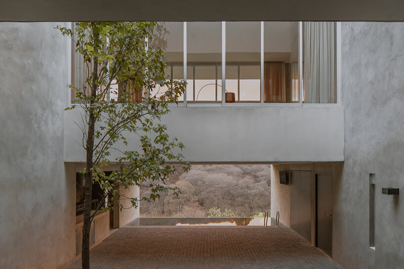 Bloques transversales definen una casa diseñada por Escobedo Solís en México