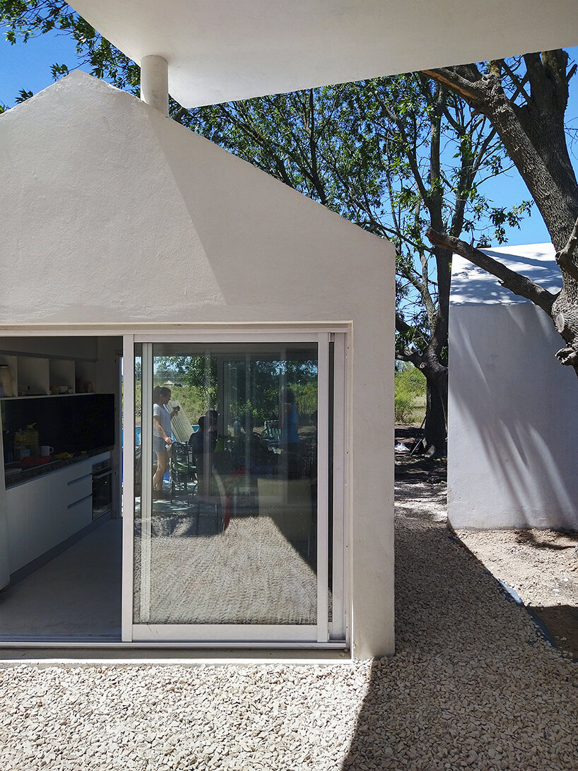 Ensambladas como cajas, 'Casa SF-FR' emerge como un hogar dinámico en Argentina