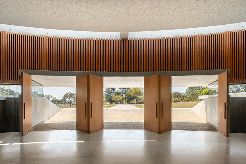 ARQBR's strikingly modernist concrete church is an ode to the endless brazilian horizon