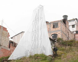 a community-built fog catcher promotes eco-friendly urban agriculture in colombia