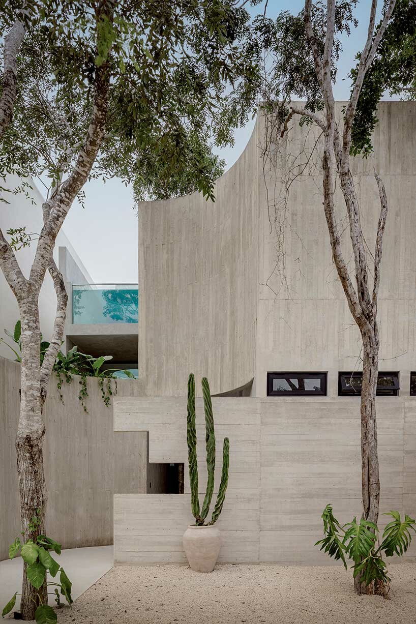 Escultura habitable: espacio 18 infunde una villa de inspiración brutalista en México con exuberante vegetación