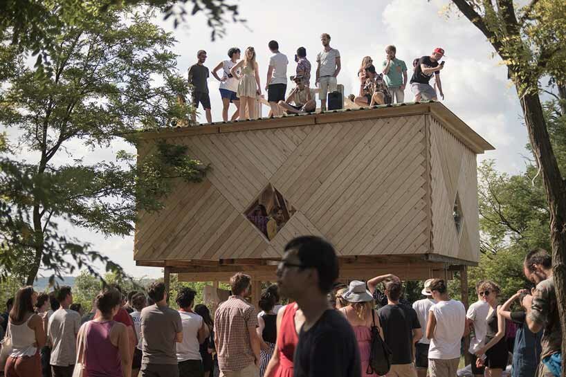 studenti di tutto il mondo costruiscono padiglioni temporanei per il campo artistico di hello wood