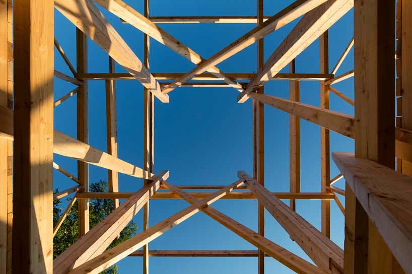 studenti di tutto il mondo costruiscono padiglioni temporanei per il campo artistico di hello wood