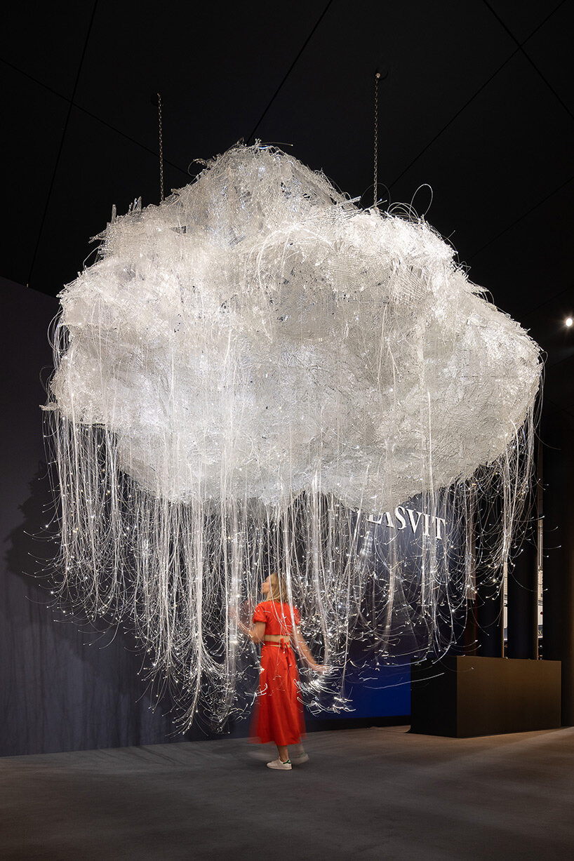 intervista: lasvit fa fluttuare una nuvola di luce cristallina sopra i visitatori della milano design week 2023