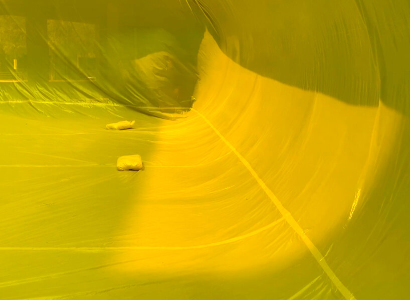 l'installazione gonfiabile gialla si insinua nello spazio vuoto a barcellona