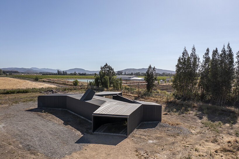 'paire house' by rodolfo cañas emerges as a protective body amid harsh lands in chile