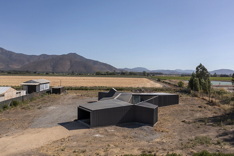 'paire house' by rodolfo cañas emerges as a protective body amid harsh lands in chile