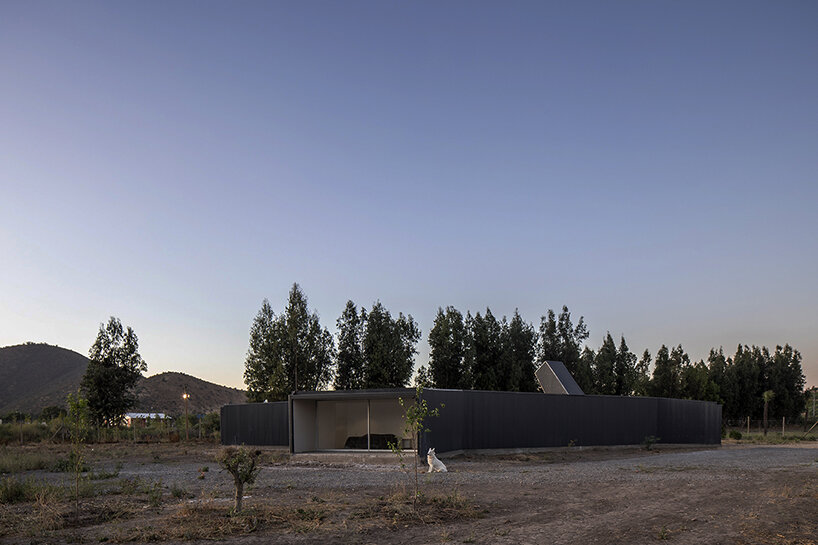 'paire house' by rodolfo cañas emerges as a protective body amid harsh lands in chile