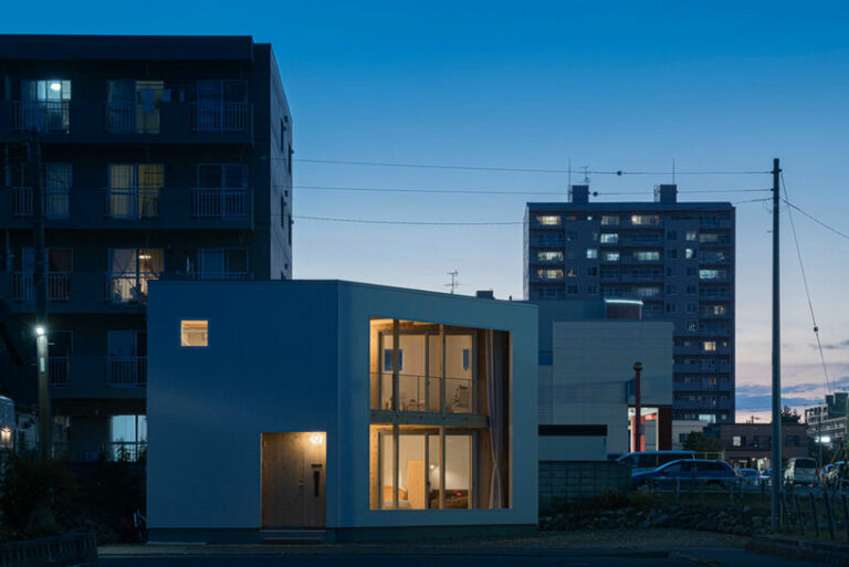 curtain wall encloses qukan's japan home's semiexternal spaces