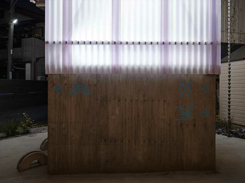 rivestito di pannelli ondulati bianco latte, questo bagno pubblico giapponese emette una luce soffusa