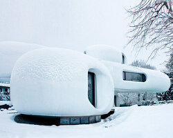 curved timber frame shapes an amorph living sculpture by lechner & lechner